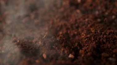 Süper Yavaş Hareket Detay Çekimi. Sıcak suyla birlikte 300 metrede demlenen öğütülmüş kahve. 4K 'da Yüksek Hız Sinema Kamerası ile çekildi..