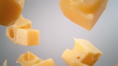 Süper Yavaş Çekim Peynir Küplerinin Kamera Etrafındaki Düşüşü 1.000 fp 'de. Yüksek Hız Sinema Kamerası, 4K.