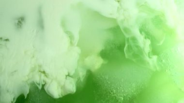 Süper Yavaş Hareket Detaylı Çekim. Matcha Latte 'ye 300 fite dökülüyor. Yüksek Hız Sinema Kamerası, 4K.