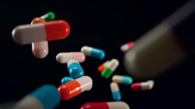 Siyah Arkaplanda Düşen Renkli Hapların Süper Yavaş Hareketi, 1000fps. Yüksek Hız Sinema Kamerası, 4K.