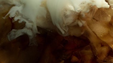 Dondurmayı buzlu kahvenin içine 1000 fite koymanın Süper Yavaş Çekimi. Yüksek Hız Sinema Kamerası, 4k.