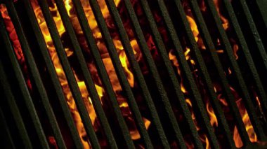 Hot Grill Grate 'in Süper Yavaş Çekimi Parlayan Közler ve Alevler ile 1000 fps' te. Yüksek Hız Sinema Kamerası, 4K.