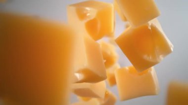Süper Yavaş Çekim Peynir Küplerinin Kamera Etrafındaki Düşüşü 1.000 fp 'de. Yüksek Hız Sinema Kamerası, 4K.