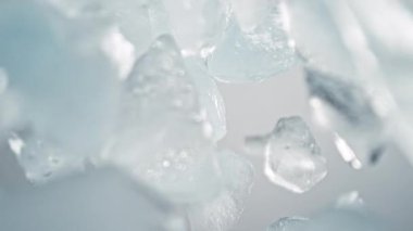 Işık Arkaplanındaki Uçan Buz Parçalarının Süper Yavaş Çekimi, 1000fps 'de. 4K 'da Yüksek Hız Sinema Kamerası ile çekildi..