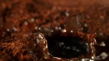 Süper Yavaş Hareket Detay Çekimi. Sıcak suyla birlikte 300 metrede demlenen öğütülmüş kahve. 4K 'da Yüksek Hız Sinema Kamerası ile çekildi..