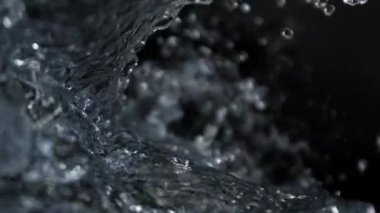 Süper Yavaş Çekim Saf Su Sıçrayan Kamera Etrafında Süzülen Sahne Siyah 300 fps 'te. Yüksek Hız Sinema Kamerası, 4K.