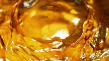 Süper Yavaş Hareket Detaylı Sallanan Altın Sıvı Çekimi. 4K Çözünürlükte Yüksek Hız Sinema Kamerası ile Çekim.