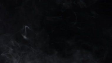 Atmosferik Dumanın Süper Yavaş Çekimi. Yavaşça Siyah Arkaplanda Yüzüyor. Yüksek Hız Sinema Kamerası, 4K.