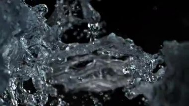 Süper Yavaş Çekim Saf Su Sıçrayan Kamera Etrafında Süzülen Sahne Siyah 300 fps 'te. Yüksek Hız Sinema Kamerası, 4K.