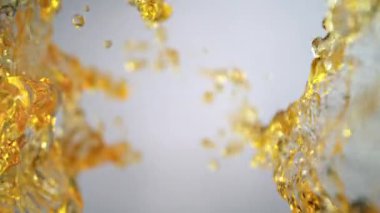 Uçan Altın Sıvı Akım 'ın Süper Yavaş Çekimi Işık Arkaplan' daki Kameraya doğru 1000fps 'te. Yüksek Hız Sinema Kamerası, 4K.