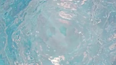 Süper Yavaş Çekim Soyut Dalgalanan Açık Mavi Su Arkaplanı, 300 fite. Yüksek Hız Sinema Kamerası, 4K.