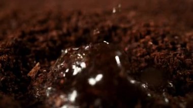 Süper Yavaş Hareket Detay Çekimi. Sıcak suyla birlikte 300 metrede demlenen öğütülmüş kahve. 4K 'da Yüksek Hız Sinema Kamerası ile çekildi..