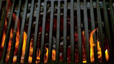 Hot Grill Grate 'in Süper Yavaş Çekimi Parlayan Közler ve Alevler ile 1000 fps' te. Yüksek Hız Sinema Kamerası, 4K.