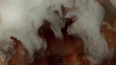 Dondurmayı buzlu kahvenin içine 1000 fite koymanın Süper Yavaş Çekimi. Yüksek Hız Sinema Kamerası, 4k.