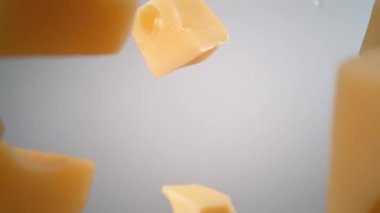 Süper Yavaş Çekim Peynir Küplerinin Kamera Etrafındaki Düşüşü 1.000 fp 'de. Yüksek Hız Sinema Kamerası, 4K.