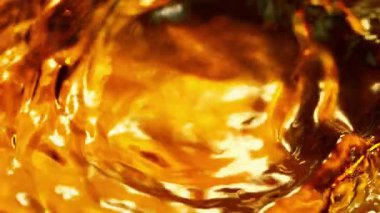 Süper Yavaş Hareket Detaylı Sallanan Altın Sıvı Çekimi. 4K Çözünürlükte Yüksek Hız Sinema Kamerası ile Çekim.