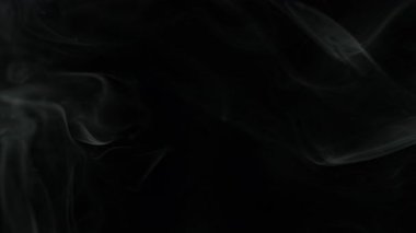 Atmosferik Dumanın Süper Yavaş Çekimi. Yavaşça Siyah Arkaplanda Yüzüyor. Yüksek Hız Sinema Kamerası, 4K.
