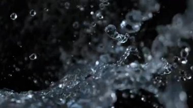 Süper Yavaş Çekim Saf Su Sıçrayan Kamera Etrafında Süzülen Sahne Siyah 300 fps 'te. Yüksek Hız Sinema Kamerası, 4K.