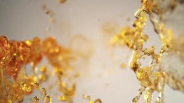 Uçan Altın Sıvı Akım 'ın Süper Yavaş Çekimi Işık Arkaplan' daki Kameraya doğru 1000fps 'te. Yüksek Hız Sinema Kamerası, 4K.