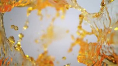 Işık Arkaplanı 'ndaki Altın Sıvı Akımı' nın Süper Yavaş Çekimi. Yüksek Hız Sinema Kamerası, 4K.