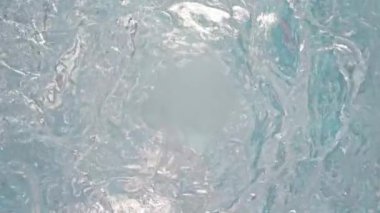 Süper Yavaş Çekim Soyut Dalgalanan Açık Mavi Su Arkaplanı, 300 fite. Yüksek Hız Sinema Kamerası, 4K.