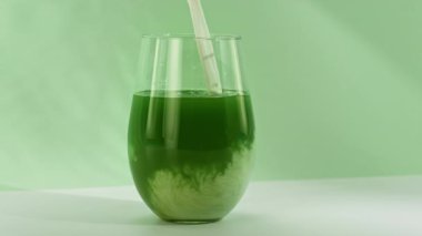 Süper Yavaş Çekim: Yeşil Kibrit İçeceğe Süt Doldurma Çekimi. Kamera Hareketi 'yle birlikte, 300 metrede. Yüksek Hız Sinema Kamerası, 4K.