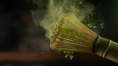 Uçan Kibrit Tozu 'nun Süper Yavaş Çekimi. Chasen Whisk' tan Kopya Uzayı 'na kadar... Yüksek Hız Sinema Kamerası, 4K.