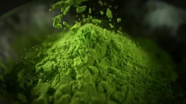 Düşen Kibrit Tozu 'nun Süper Yavaş Çekimi. Kamera Hareketi' nin olduğu bir yığına. Yüksek Hız Sinema Kamerası, 4K.