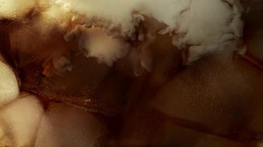 Dondurmayı buzlu kahvenin içine 1000 fite koymanın Süper Yavaş Çekimi. Yüksek Hız Sinema Kamerası, 4k.