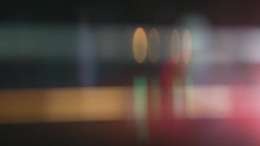 Gerçek Çekilmiş Anamorfik Lens Kara Arkaplanda Süper Yavaş Çekimde Alevli Lens Geçişi. Yüksek Hız Sinema Kamerası, 4K.