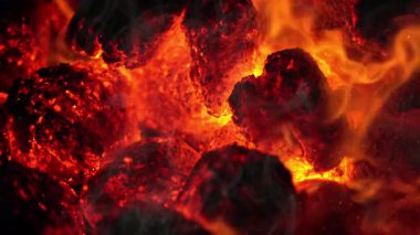 Parlayan Briketlerin Süper Yavaş Hareketi ve Kıvılcımlar Arkaplanı 1000fps 'te. Yüksek Hız Sinema Kamerası, 4k.