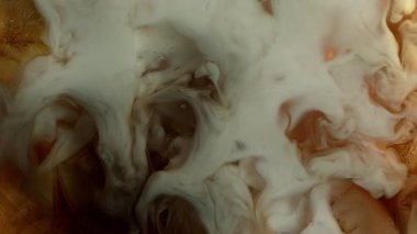 Dondurmayı buzlu kahvenin içine 1000 fite koymanın Süper Yavaş Çekimi. Yüksek Hız Sinema Kamerası, 4k.