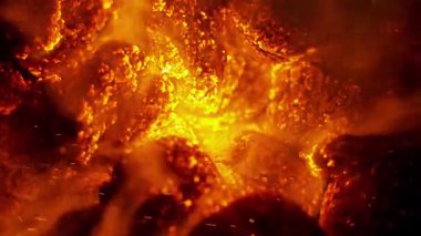 Parlayan Briketlerin Süper Yavaş Hareketi ve Kıvılcımlar Arkaplanı 1000fps 'te. Yüksek Hız Sinema Kamerası, 4k.