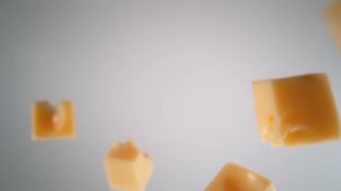 Süper Yavaş Çekim Peynir Küplerinin Kamera Etrafındaki Düşüşü 1.000 fp 'de. Yüksek Hız Sinema Kamerası, 4K.
