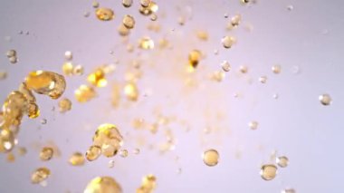 Süper Yavaş Hareket Detay Çekimi. Sıcak suyla birlikte 300 metrede demlenen öğütülmüş kahve. 4K 'da Yüksek Hız Sinema Kamerası ile çekildi..