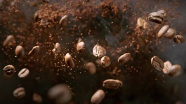 Ground Coffee 'nin Süper Yavaş Çekimi ve Taze Fasulye Patlaması. Kamera 1000fps' de. 4K 'da Yüksek Hız Sinema Kamerası ile çekildi..