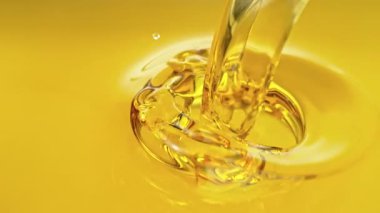 Altın Yağ Sıvısı 'nın 1600 metrede Süper Yavaş Çekimi. Yüksek Hız Sinema Kamerası, 4K.