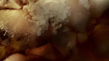 Dondurmayı buzlu kahvenin içine 1000 fite koymanın Süper Yavaş Çekimi. Yüksek Hız Sinema Kamerası, 4k.