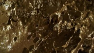 Uçuşun ve Sıçrayan Çamur Arkaplanının Süper Yavaş Çekimi. Yüksek Hız Sinema Kamerası, 4k.