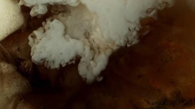 Dondurmayı buzlu kahvenin içine 1000 fite koymanın Süper Yavaş Çekimi. Yüksek Hız Sinema Kamerası, 4k.