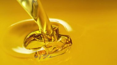 Altın Yağ Sıvısı 'nın 1600 metrede Süper Yavaş Çekimi. Yüksek Hız Sinema Kamerası, 4K.