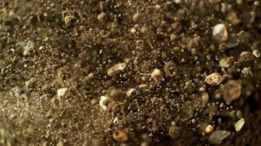 Kayalarla Patlayan Toprağın Süper Yavaş Çekimi. Kameraya doğru, 300 fite doğru. Yüksek Hız Sinema Kamerası, 4k.