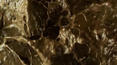 Uçuşun ve Sıçrayan Çamur Arkaplanının Süper Yavaş Çekimi. Yüksek Hız Sinema Kamerası, 4k.