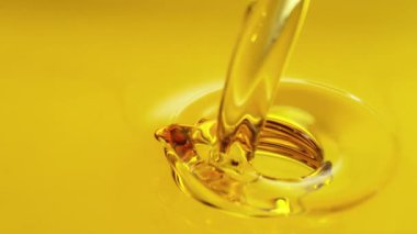 Altın Yağ Sıvısı 'nın 1600 metrede Süper Yavaş Çekimi. Yüksek Hız Sinema Kamerası, 4K.