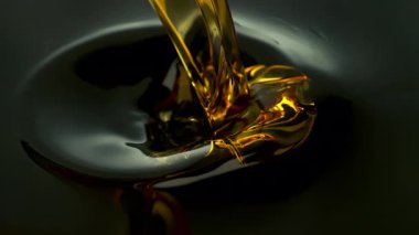 Süper Yavaş Çekim Çekimi, Siyah Arkaplan 'a 1000fps' de Altın Sıvı Dökme ve Sıçratma. Yüksek Hız Sinema Kamerası, 4K.