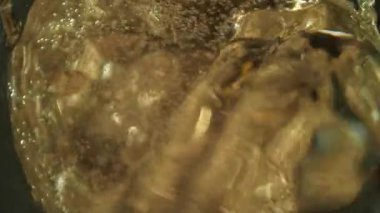 Süper Yavaş Çekim: Kamerayla Şampanyayı Sıvıya Dönüştürme 1000fps Yüksek Hız Sinema Kamerası, 4K.