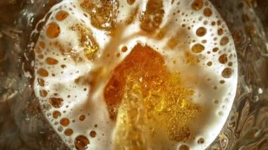 Süper Yavaş Hareket Detaylı Bardağın İçindeki Bira Çekimi 'ni 300 metrede yapın. Yüksek Hız Sinema Kamerası, 4k.