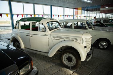 Almaty bölgesindeki eski salon Tulpar 'daki Moskvich 400 401 numaralı araba. Almaty, Kazakistan - 02 Mayıs 2022