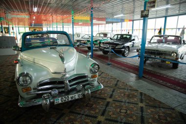 Retro araba Volga Gaz, Almaty bölgesindeki Tulpar retro salonunda. Almaty, Kazakistan - 02 Mayıs 2022