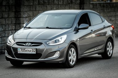 Kullanılmış Koreli B sınıfı gri renkli sedan araba. Almaty, Kazakistan, 05 Nisan, 2022